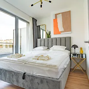  Apartment ~ Roof Terrace/ac/indoor Parking